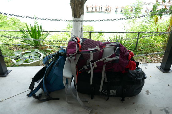 Als wir gestartet sind, hatten wir noch eine so gut wie leere 100 Liter Tasche. Die Märkte in Chiang Mai und Pai hatten eindeutig zu viele schöne Sachen und wir konnten echt nicht widerstehen. Jetzt ist sie schon fast voll und wir haben noch 2,5 Wochen Urlaub übrig.