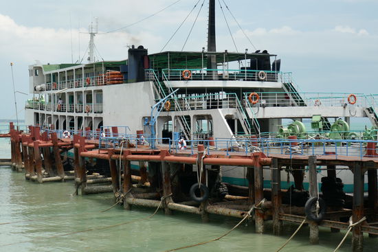 2 Tage nach unserer Ankunft, ist genau diese Fähre vor Koh Phangan auf Grund gelaufen, es gab nur einen leicht Verletzten. Fußgänger wurden mit Booten an Land gebracht. Ärgerlich war nur, dass alle, die mit dem Auto oder Moped drauf waren, über Stunden festgesessen haben.