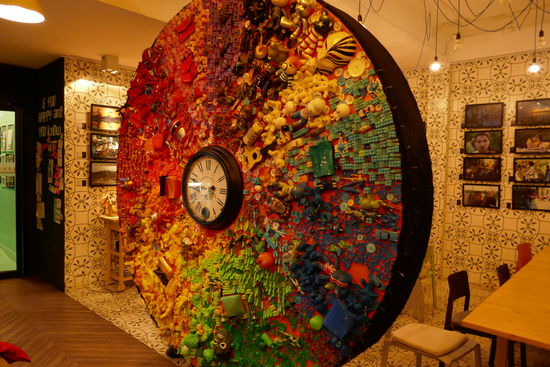 Zum Thema Plastik, hier ein Kunstwerk nur aus Kunststoffteilen. Auf der Rückseite haben sich viele viele Gäste verewigt....