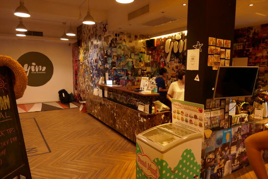 Empfang und Frühstücksraum in einem ...