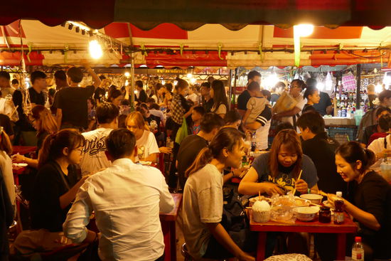 Das tolle an Thailand ist, dass sich das Leben auf der Straße abspielt.
Auch wir hatten hier einen Platz gefunden, wir bekamen die Menukarte und einen Block mit Stift zum aufschreiben. Als wir uns entschieden hatten, was wir essen wollten (wir hatten nur Bilder), hat uns eine junge Frau angeboten, es auf den Zettel zu schreiben. Hilfsbereitschaft wird hier wirklich großgeschrieben.