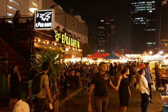 Eigentlich wollten wir Marc hier treffen, er ist auch in der Stadt, kommt gerade aus Neuseland und ist auf dem Rückweg nach Deutscland. Leider haben wir uns nicht gefunden, zwar sehr wenige "Farangs" dort, aber sonst eindeutig zu viele Menschen unterwegs ...