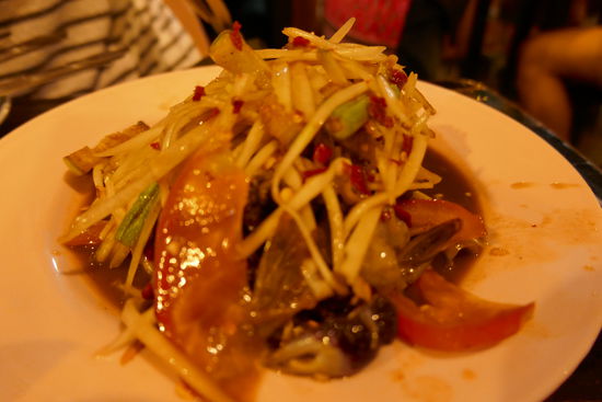 Das war der einzige Fehlgriff, wir wollten einen Papaya Salad, wie wir ihn kennen mit gekochten Schrimp haben, ihn aber mit rohen Schrimp bekommen. Wir haben eins versucht, uns dann doch nicht getraut, es zu essen. Man sollte sich nicht überwinden müssen, um etwas zu verspeisen, das könnte gut nach "hinten" los gehen. Wir haben noch einige andere Speisen gefunden, die wir in der Kategorie "sehr lecker" stufen konnten.