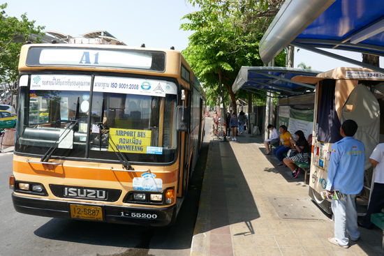 Die Fahrt vom Chatuschak Market zum Flughafen hat bei wenig Verkehr keine 15 Minuten gedauert.