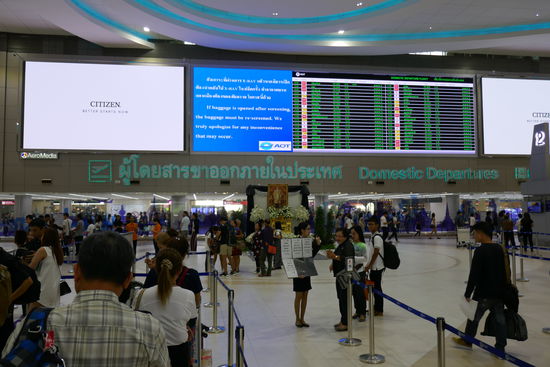 Als wir das letzte Mal hier waren (April 2016), wussten wir nicht, dass es bald ein neues Terminal 2 geben wird. Täräää .... ein Jahr später schon fertig und wir sind von hier abgeflogen.... da kann sich Berlin mal ein Scheibchen abschneiden....