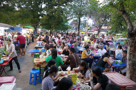Es gibt einen großen Platz mit Tischen und außen herum stehen Essensstände. Es gibt alles was das Herz begehrt an Thaifood.