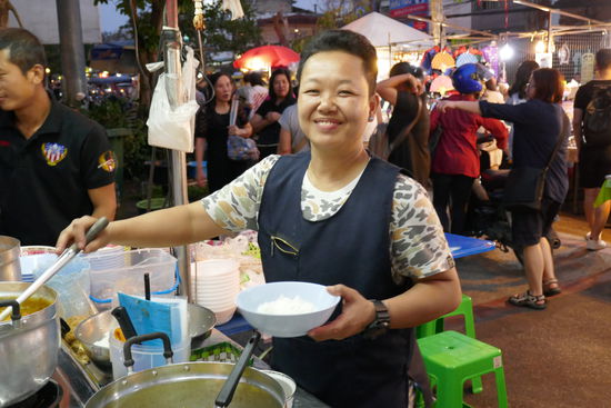 Die Frau freut sich das wir Europäer ihr Essen bestellen ..... und amüsiert sich später, als wir zu Schwitzen beginnen, wegen der Schärfe.