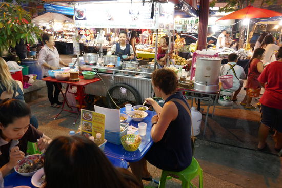 Die beiden Currys waren sehr lecker, für 35 Baht (90 Cent) je Portion, unschlagbar günstig.