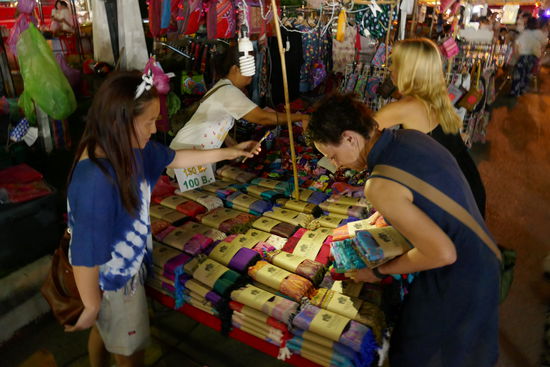 Wenn das Licht mal nicht ausreicht wird mit dem Handy ausgeleuchtet.