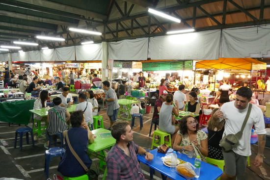 Das Bier muss man sich nebenan im Supermarkt holen, das wäre mal was zuhause..... eigentlich undenkbar bei uns.