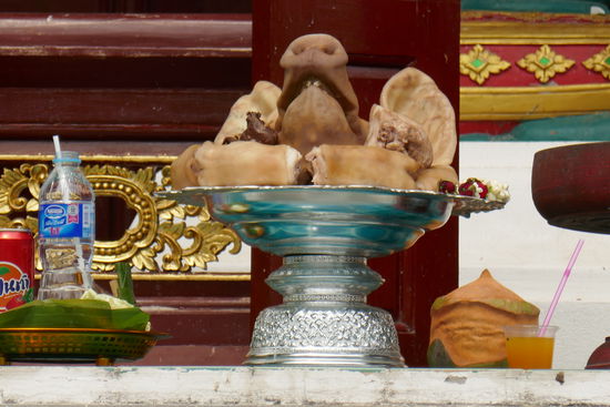 Das sind mal Opfergaben, kennt man ja bei uns nicht so.....