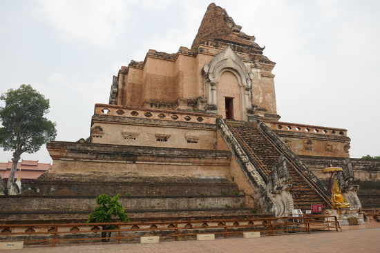1545 ist bei einem Erdbeben das halbe Dach eingestürzt. Man darf nur links rum gehen um, dass bringt Glück. Wer rechts herum geht, wird vom Glück verlassen, hat uns ein Thailänder erzählt.