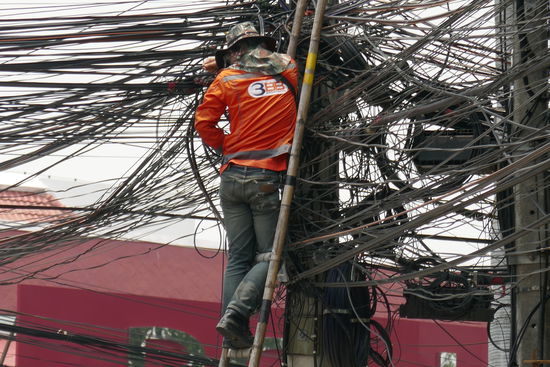 Elektriker bei der Arbeit.