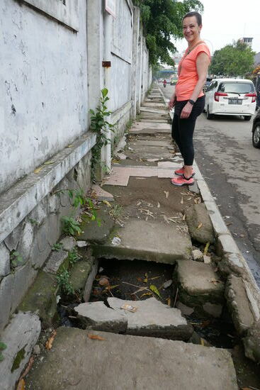 Gehwege gibt es so gut wie gar nicht oder sie sehen so aus.