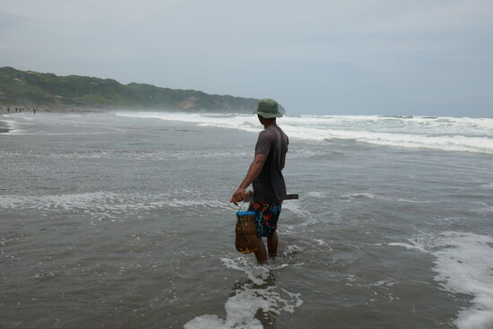Er hat im ablaufenden Wasser Krebse gesammelt.