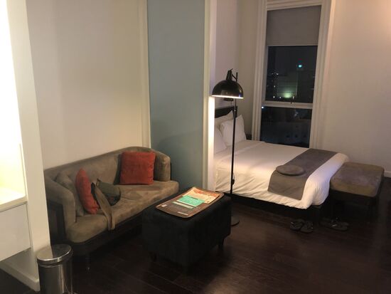 Unser Hotelzimmer (Standartzimmer). Ein puristisch modernes Zimmer, wie man es mittlerweile oft in Asien findet.