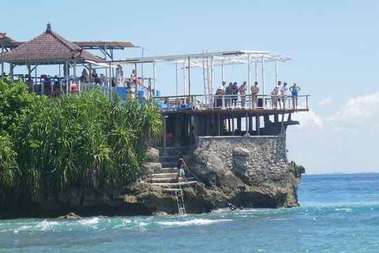 Für kleines Geld kann hier mal springen, ca. 7-8 m in die Tiefe.