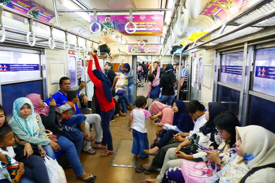 In diesem Zug und auch am Bahnhof haben wir keine Touristen gesehen, man sieht uns neugierig an, lächelt uns auch mal zu, doch bei längerem Augenkontakt, wird schnell weggesehen.