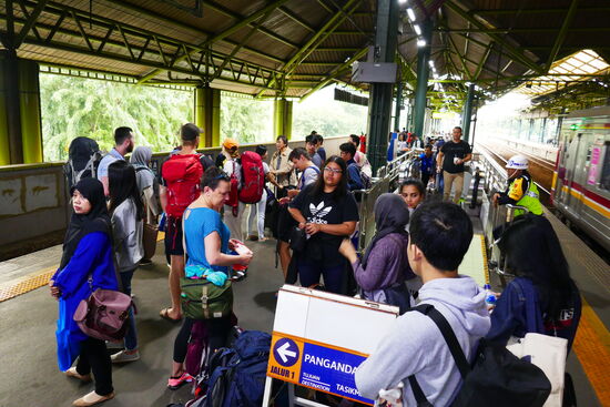 Haben uns hier auf dem Bahnsteig kurz mit 3 Mädels aus Kanada unterhalten, die definitiv nicht kanadisch ausgesehen haben, sind auch länger durch Asien unterwegs, Thailand steht Ihnen noch bevor.