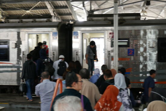 ... hier müssen wir durch den Zug, besser als über die Gleise.