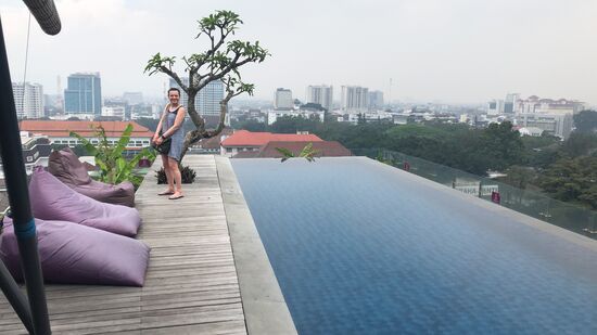 Pool mit Blick auf die Stadt