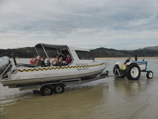 Durch die starken Gezeitenunterschiede, mussten die Wassertaxis am Morgen von Traktoren ins Wasser gezogen werden - bereits beladen mit den Touristen