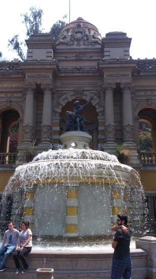 Santiago hat mehrere Grünanlagen auf Hügeln (während für Klimaanlagen die Luft unterhalb des Straßenniveaus angesaugt wird; die Stadt liegt im Tal, dementsprechend häufig herrscht hier Smog)