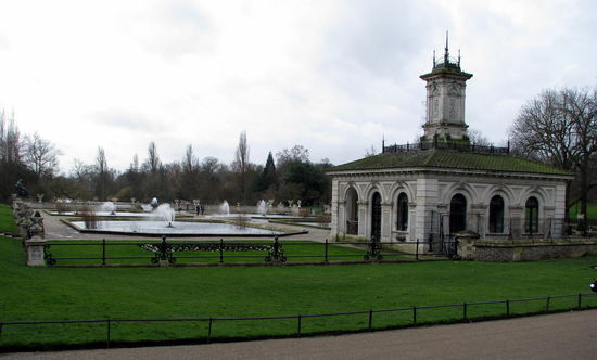 Das Wasser bildet die Grenze zwischen Kensington Garden und Hyde Park.