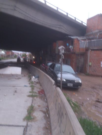 Villa 31, von der Straße am Hafen aus gesehen.