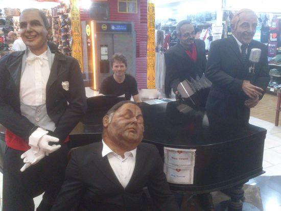 ...uns in einem Einkaufszentrum.