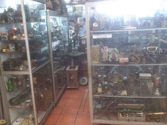 Einer von vielen Flohmarktläden in einer Markthalle.