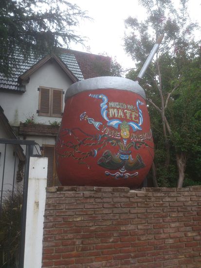 Mate Museum mit Überdimensionalem Trinkbecher