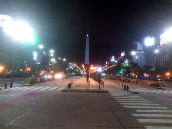 Die Av. 9 de Julio mit dem Obelisken, dem Wahrzeichen der Stadt.