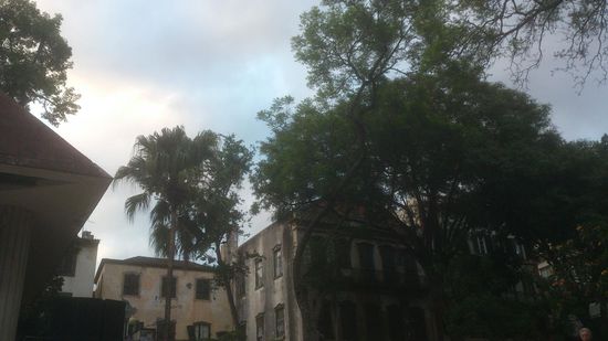 und gleich nebenan verfallende Häuser.