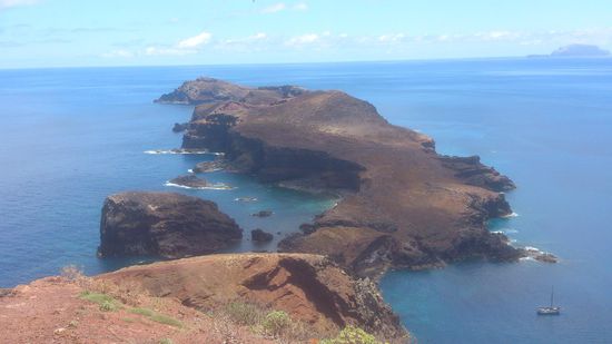 Zwei Mininseln liegen vor dem Ostzipfel Madeiras.