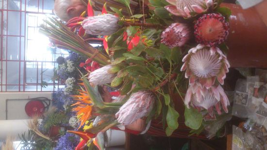 ...vorne die Blumenverkäuferinnen