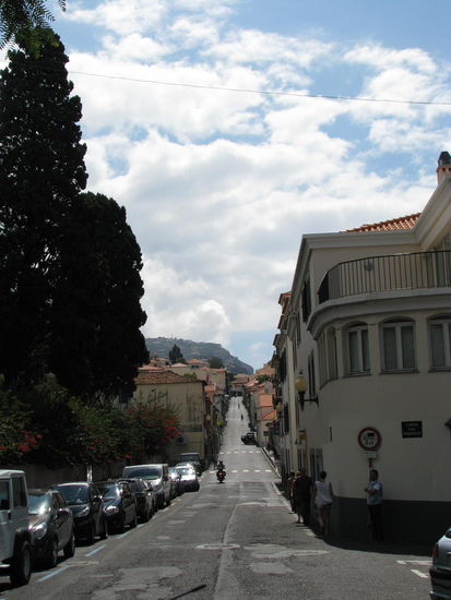 So steigen die meisten Straßen von der Küste weg an.