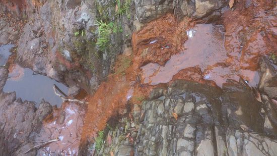 Hier fliesst schwefelhaltiges Wasser (wie man riecht)