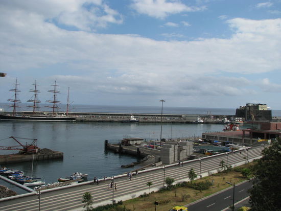 Der Hafen, links die Santa Maria