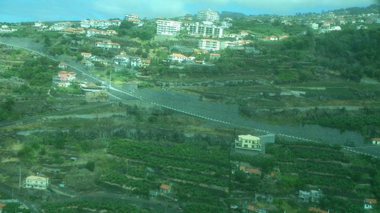 Die terassierten Hänge an der Küste.