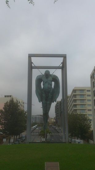 Denkmal zur portugiesischen Nelkenrevolution in den Außenbezirken Funchals.