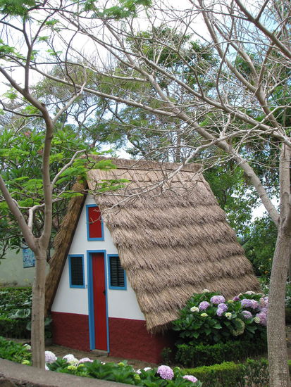 So sehen die traditionellen Häuser in Santana aus.