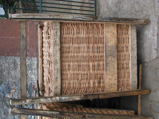 Die Korbschlitten werden von den Fahrern tatsächlich ohne Hilfsmittel die Straße runter gesteuert.