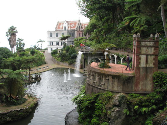 Im Hintergrund ein berühmtes Hotel.