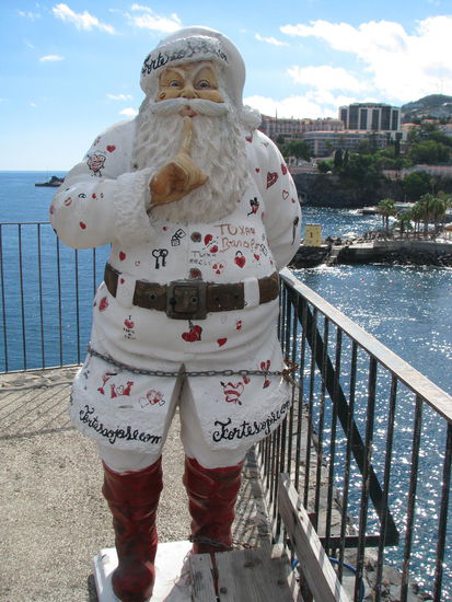 Auch eine Art Santa Claus wartet auf die Touris.