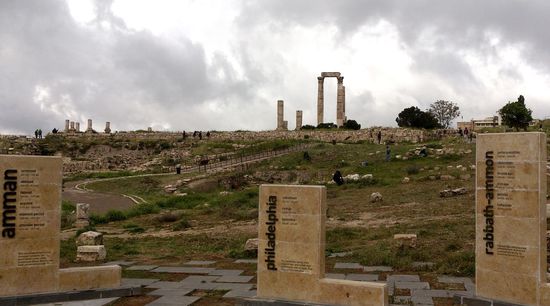 Das System, nach dem die Arbeiter hier Unkraut jäten, wirkt  für Mitteleuropäer schwer nachvollziehbar... Im Vordergrund die Namen Ammans im Lauf der Geschichte.
