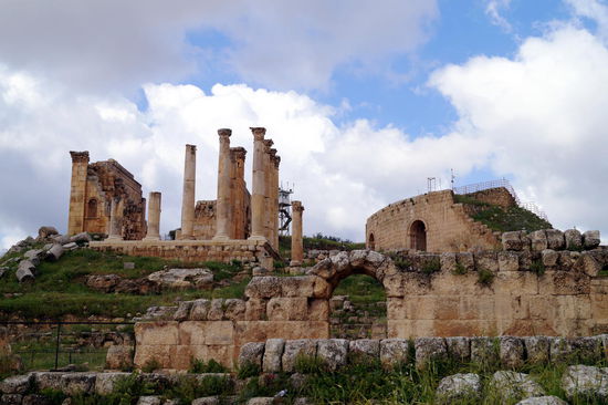 Die verschiedenen Ebenen der Tempel sind noch zu erkennen.