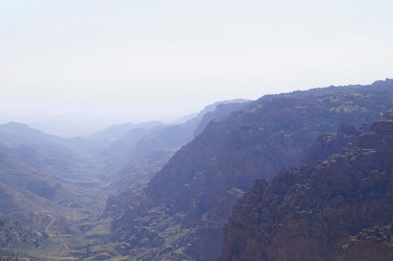 Das Tal im nachmittäglichen DunstS, der Wind bläst Staub talwärts.