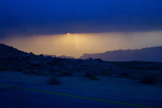 aus dem fahrenden Bus, aber die Farben sind echt (offene Seitenscheibe).
