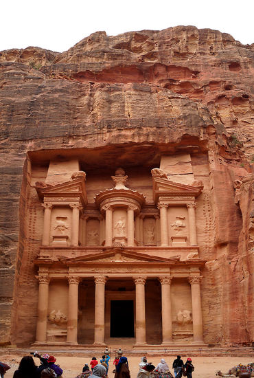 Die Erbauer haben die Gebäude von oben nach unten aus dem Stein geschlagen, an der Seite sind sie hoch.